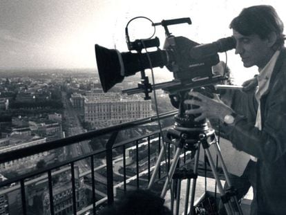 El director de cine Basilio Mart&iacute;n Patino, en el rodaje de &#039;Madrid&#039;, pel&iacute;cula de 1987.
