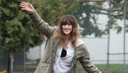 Una de las primeras im&aacute;genes de Anne Hathaway en &#039;Colossal&#039;.