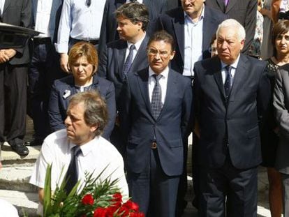 El ministro Jos&eacute; Manuel Garc&iacute;a Margallo con el vicepresidente Jos&eacute; Ciscar y los consejeros Seraf&iacute;n Castellano e Isabel Bonig en el entierro