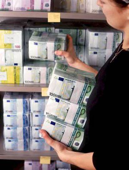 Billetes de euro en el departamento de cambio extranjero de una entidad bancaria. EFE/Archivo l