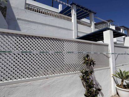 Precinto de la Guardia Civil en el apartamento de la mujer asesinada supuestamente a manos de su expareja, en Gran Canaria. 