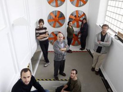 Varios ingenieros del Instituto Ignacio da Riva (el director, Jos&eacute; Meseguer, en el centro).
