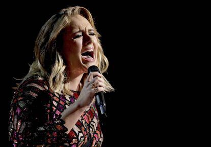 Adele canta &#039;Hello&#039; en la 59 edici&oacute;n de los premios Grammy en Los &Aacute;ngeles. 