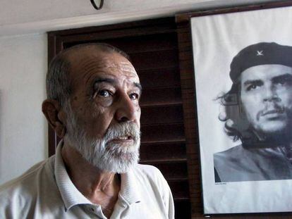 Alberto Korda posando junto al retrato del Che Guevara en agosto de 2000.