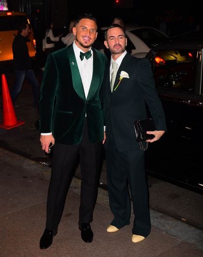 Vestido de negro y con un bolso vintage de Chanel, Marc Jacobs se ha casado a los 55 años con su novio Char DeFrancesco en Nueva York, que viste un traje verde botella de terciopelo. La pareja se han dado el sí quiero tras tres años de relación.