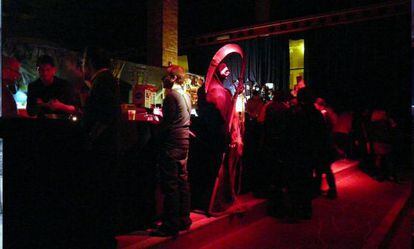 El bar del centro cívico durante un descanso de la proyección.