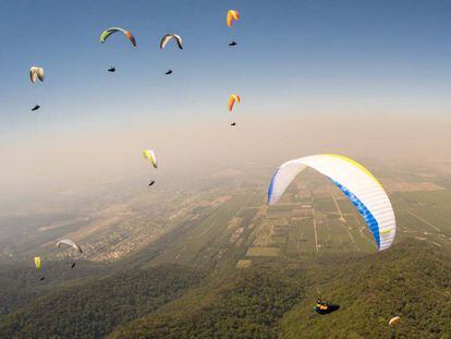 Practicantes de parapente en una foto de archivo.