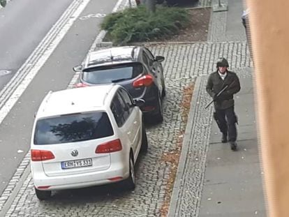 El asaltante, durante el tiroteo en Halle, (Alemania). En vídeo, el terrorista dispara durante el atentado.