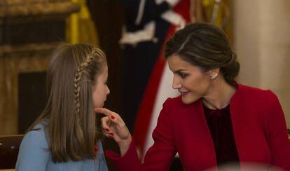 La reina Letizia conversa con la princesa Leonor después de que el rey Felipe VI le haya impuesto el Collar del Toisón de Oro.