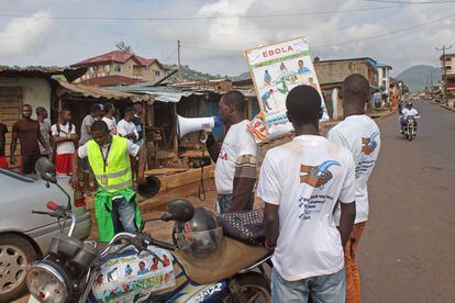 Trabajadores sanitarios recorren las calles de Freetown (Sierra Leona) dando información a los ciudadanos sobre el virus del Ébola.