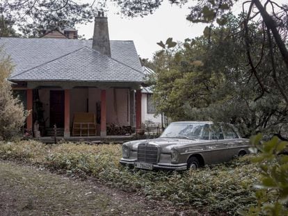 Una casa de Camorritos, con un Mercedes antiguo en el jardín. 