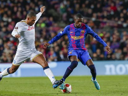 Juan Jesus ante Dembélé, en el duelo entre el Barcelona y el Nápoles en el Camp Nou.