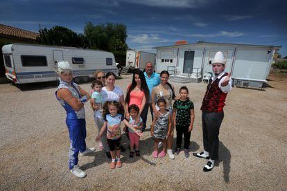 Artistas del Stellar Circus trabajan como temporeros en Murcia. En la imagen, el trapecista Alexander Licher (izquierda), el payaso Maike Torralvo (derecha) y la artista aérea Rosalba Ramos (centro) con sus familias en la población de Campillo de Arriba.
