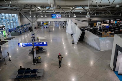 Un hombre camina por el interior del aeropuerto internacional Eleftherios Venizelos, de Atenas, este jueves por la mañana durante la huelga general convocada en Grecia.

