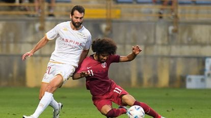 El delantero de Qatar Akram Afif lucha con Juan Cruz, de la Cultural, en un amistoso en León el pasado verano.