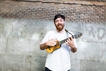 Hirahi Afonso, timplista, fotografiado en Madrid el 24 de noviembre de 2023.