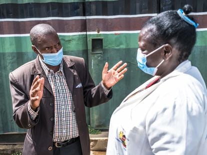 Elijah Isaboke charla con Violet Violet Chemesunde, la voluntaria que le convenció de seguir el tratamiento para la tuberculosis.