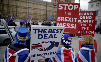 Manifestantes contrarios al Brexit, este lunes en Londres.