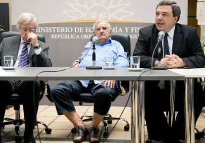 En el centro, el presidente de Uruguay, en sandalias