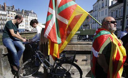 Un hombre con ikurriñas y esteladas, en un acto por el desarme de ETA en Bayona en agosto.