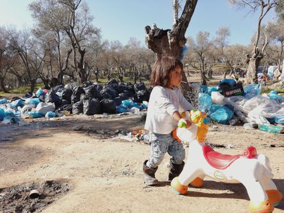 Una niña juega entre bolsas de basura en el campo de refugiados de Moria, en la isla de Lesbos (Grecia) el pasado 3 de abril.