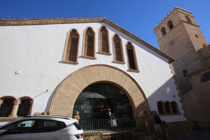 El mercado municipal y la iglesia-fortaleza de San Bartolomé, en el casco antiguo de Jávea.