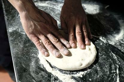 En Sumer, en Madrid, elaboran su propio pan de pita para los 'doner kebabs'.