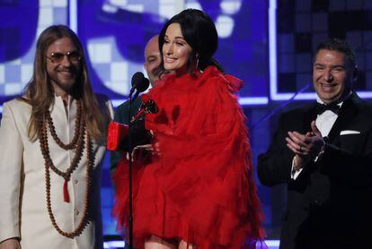 La tejana Kacey Musgraves recibe el premio al álbum del año por 'Golden Hour'. La cantante de Country concursó en el programa Nashville Star en 2007.  