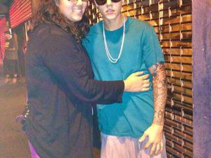 Justin Bieber posa con una de sus fans y muestra un nuevo 'look' en el brazo.