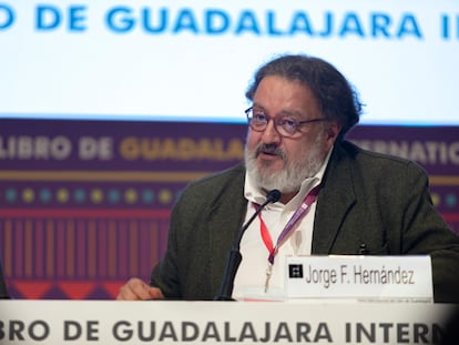 El escritor Jorge F. Hernández, en la Feria Internacional del Libro de Guadalajara, en 2019.