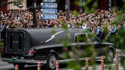 Una multitud se congregó este martes en Tokio al paso de la comitiva fúnebre del exprimer ministro Shinzo Abe, asesinado el pasado viernes.