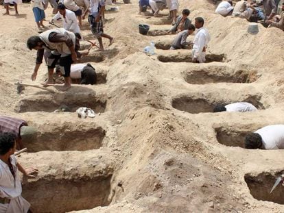 Fosas en Saada para sepultar a los niños fallecidos en un ataque en Yemén.