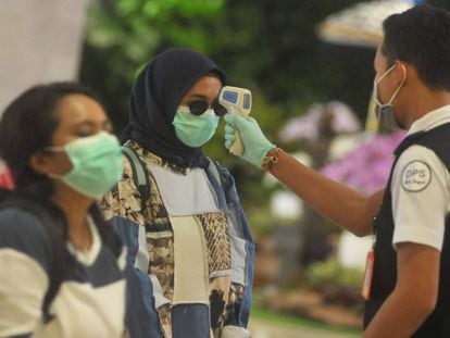 Control de temperatura en un aeropuerto de Indonesia.