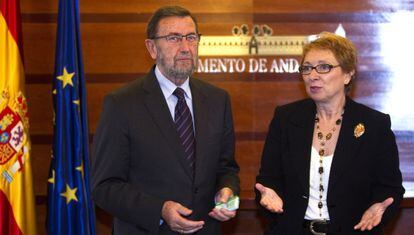 Manuel Gracia recibe el soporte inform&aacute;tico de los presupuestos de 2013 esta mi&eacute;rcoles.