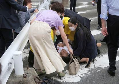 El ex primer ministro japonés, Shinzo Abe, es asistido en el suelo poco después de ser tiroteado por un hombre en Nara. Poco después de que comenzara a hablar, los asistentes escucharon el sonido de lo que parecían al menos dos disparos y le vieron caer, sangrando del pecho, en torno a las 11.30 horas locales (4.30 hora peninsular española).  