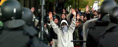 Varios jóvenes se enfrentan a los agentes antidisturbios en la protesta de Madrid.