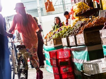 Puesto de frutas en el mercado de La Vega, en Santiago de Chile.