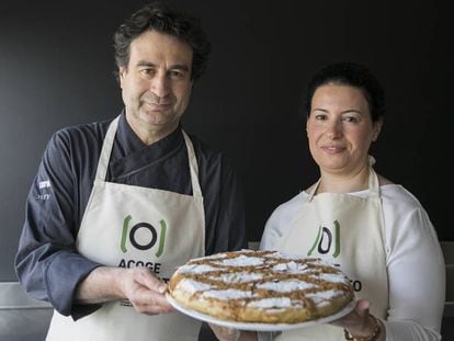 El chef Pepe Rodríguez e Imane Aboulhassane sosteniendo una pastela marroquí.