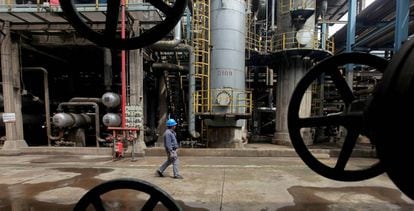 Un empleado recorre las instalaciones de una refinería de petróleo en Wuhan, donde comenzó el brote de coronavirus Covid-19.