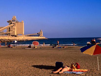 La playa y la cementera de Alcanar (Tarragona).