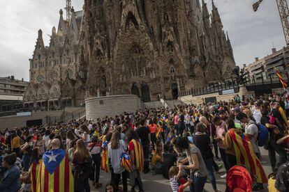 Manifestantes proindependencia de Catalulña se concentran frente a la Sagrada Familia de Barcelona.