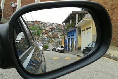 El espejo de un automóvil en una favela de Brasil.