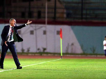 Alcaraz dirige el año pasado un partido de la selección de Argelia.