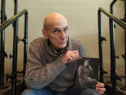 George Shajet sostiene una foto de su abuelo, un ingeniero represaliado en 1934, en Moscú.
