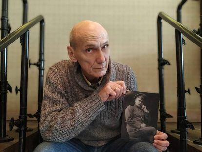 George Shajet sostiene una foto de su abuelo, un ingeniero represaliado en 1934, en Moscú.