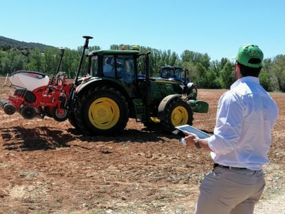 Un tractor en el campo en una imagen cedida por Asaja.