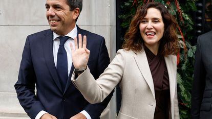 La presidenta de la Comunidad de Madrid, Isabel Díaz Ayuso (c),junto al president de la Generalitat, Carlos Mazón.