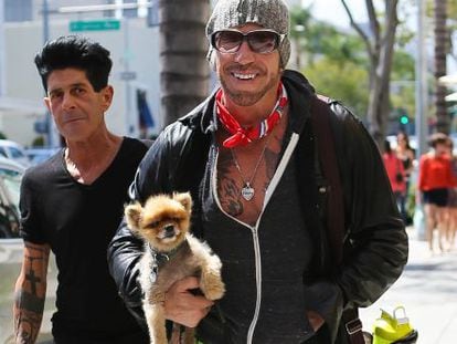 El actor junto a su mascota en Beverly Hills este verano.