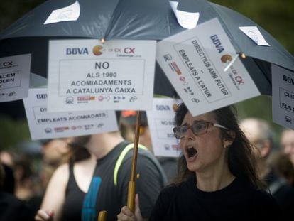 Trabajadores de CatalunyaCaixa protestan por el ERE en julio de 2015.