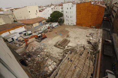 Labores de demolici&oacute;n en el solar del barrio de Las Letras. A la izquierda, los tres edificios que siguen todav&iacute;a en pie. 